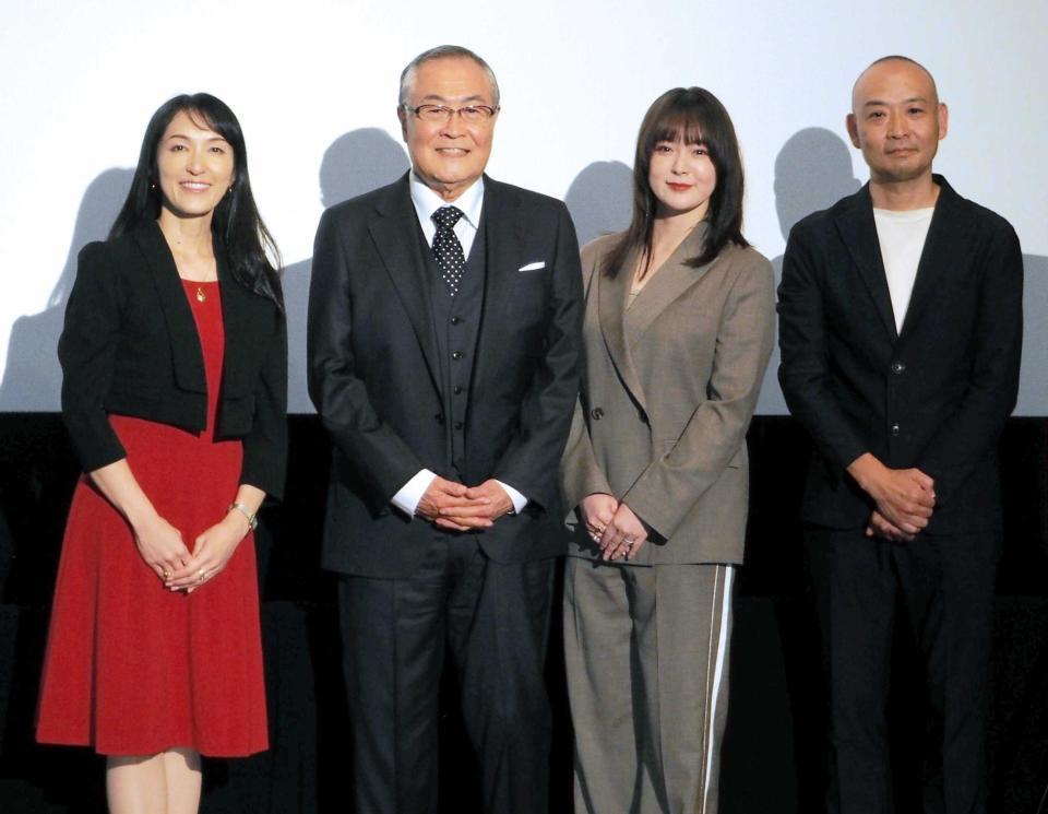 　（左から）岩瀬顕子、小野武彦、貫地谷しほり、久万真路監督
