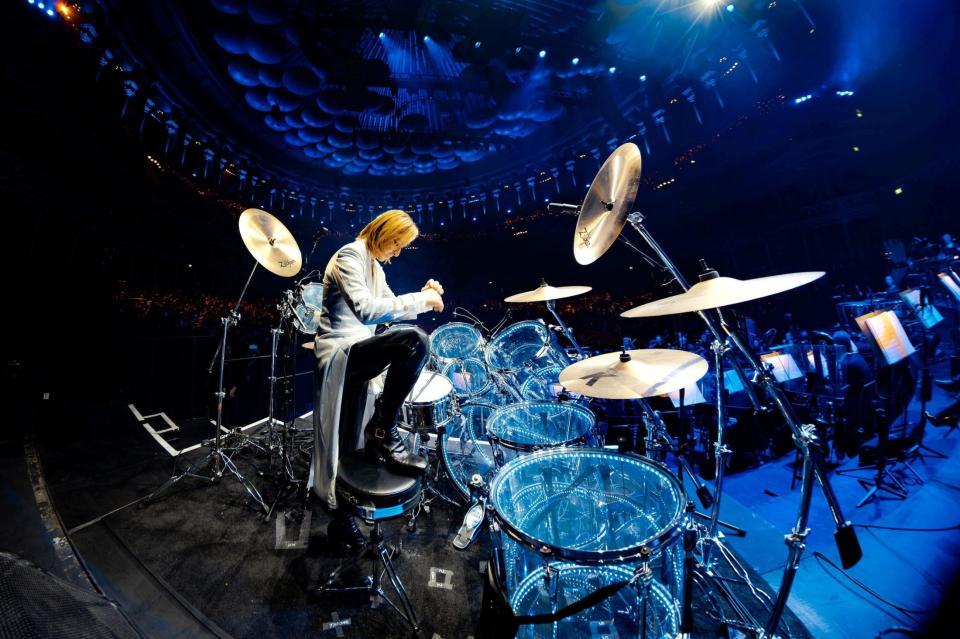 　クラシカルコンサートでドラムを披露するＹＯＳＨＩＫＩ