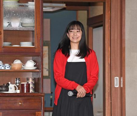 　笑顔で登場する菅野美穂（撮影・棚橋慶太）