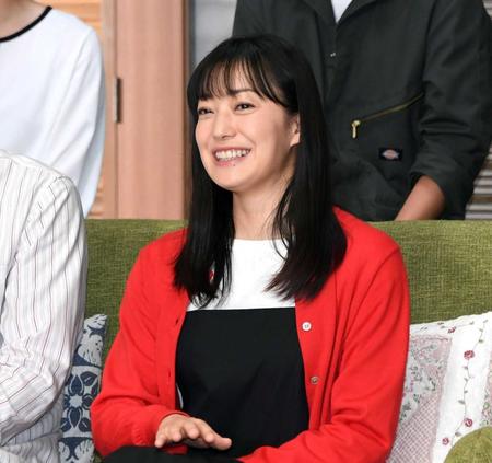 　共演者のトークに笑顔を見せる菅野美穂（撮影・棚橋慶太）