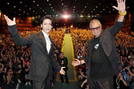 　スペインのファンに迎えられる亀梨和也（左）と三池崇史監督