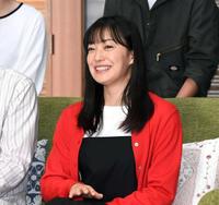 　共演者のトークに笑顔を見せる菅野美穂（撮影・棚橋慶太）