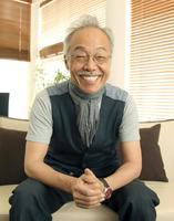 　デイリースポーツのインタビューでカメラに向かい満面の笑顔を見せる谷村新司さん＝２０１１年撮影
