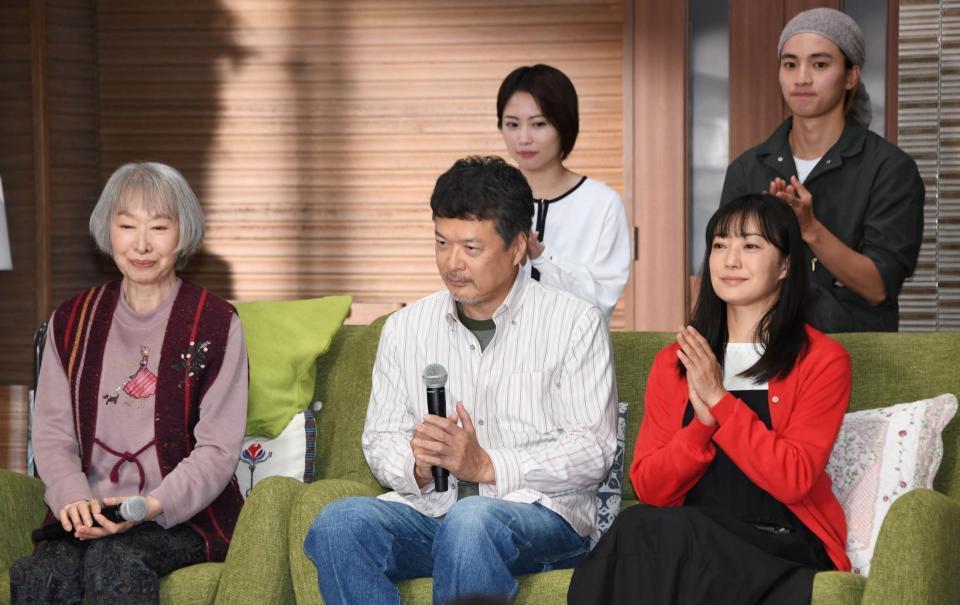 　制作発表記者会見に出席した（前列左から）三田佳子、田中哲司、菅野美穂（後列左から）志田未来、木戸大聖（撮影・棚橋慶太）