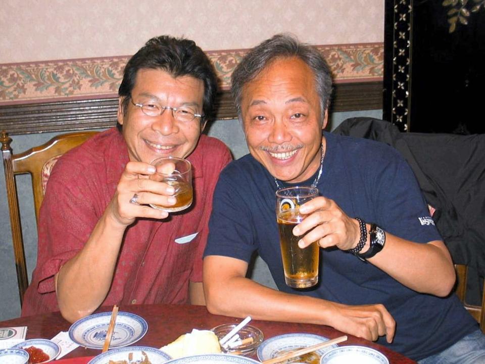 　酒を酌み交わすばんばひろふみ（左）と谷村新司さん＝２００４年撮影