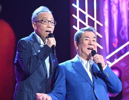 　「２４時間テレビ４５」でサライを歌唱する谷村新司さん（左）と加山雄三（日本テレビ提供）
