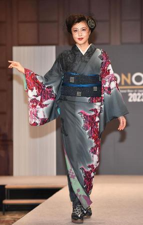 　着物でランウェイを歩く藤原紀香＝東京・霞ケ関の霞山会館（撮影・出月俊成）