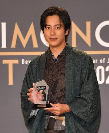 　授賞した溝端淳平＝東京・霞ケ関の霞山会館（撮影・出月俊成）