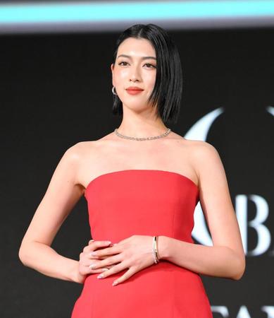 ティファニーのジュエリーを身につけて登場した三吉彩花＝東京・六本木の国立新美術館（撮影・伊藤笙子）