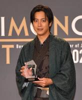 　授賞した溝端淳平＝東京・霞ケ関の霞山会館（撮影・出月俊成）