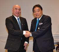 　笑顔で握手を交わす日本保守党の百田尚樹代表（左）と河村たかし共同代表（撮影・出月俊成）