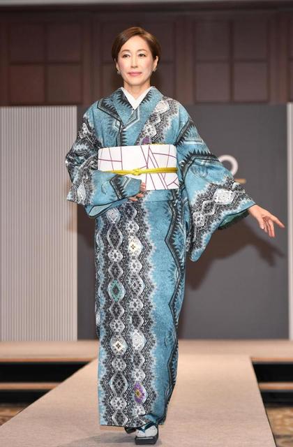 高島礼子 まさに“日本美人” 水色着物姿にまとめ髪であでやかランウェイ