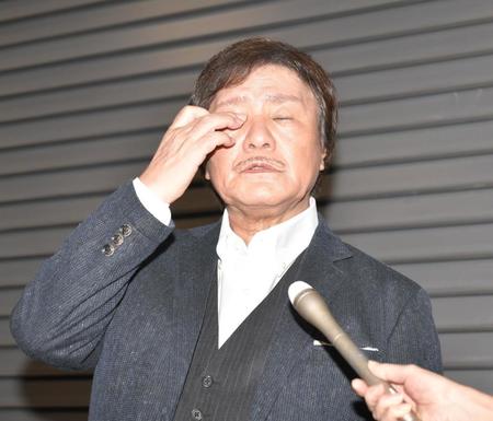 　取材に応じる堀内孝雄＝フェスティバルホール（撮影・石井剣太郎）