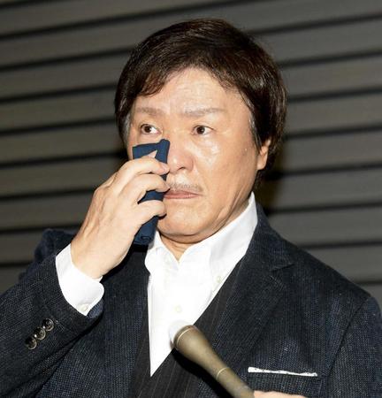 　取材に応じる堀内孝雄（撮影・石井剣太郎）