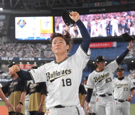 　ファンの声援にこたえる山本（９月２０日撮影）