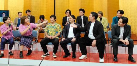 　「類似タレント」を自称する天才ピアニスト・ますみ（前列左から２番目）とレインボー・ジャンボたかお（同左から５番目）