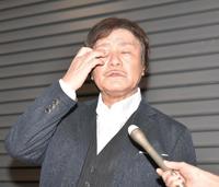 　取材に応じる堀内孝雄＝フェスティバルホール（撮影・石井剣太郎）