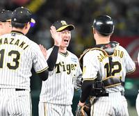 　試合に勝利し、ナインとタッチを交わす近本（中央）＝撮影・中田匡峻