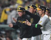 　勝利投手の村上（中央）は小幡（右）に前へ押し出されながらグラウンドに向かう（撮影・中田匡峻）