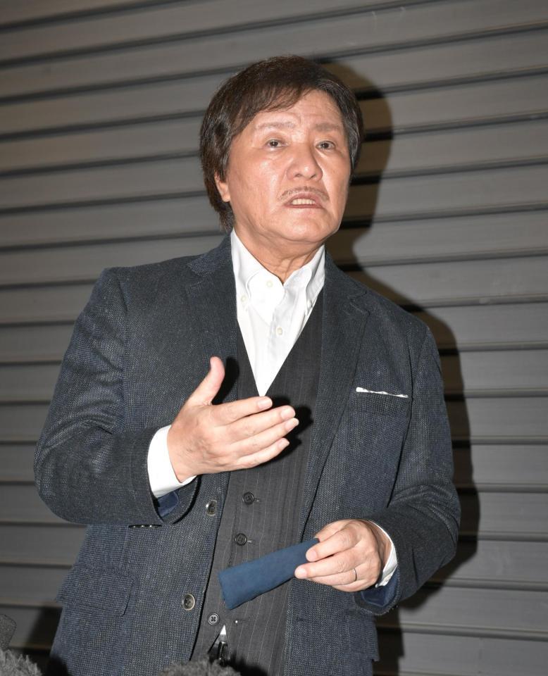 　神妙な面持ちで取材に応じる堀内孝雄＝フェスティバルホール（撮影・石井剣太郎）