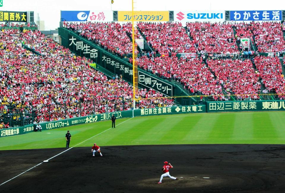 　広島ファンの声援受け、力投する大瀬良＝２０１４年１０月１２日