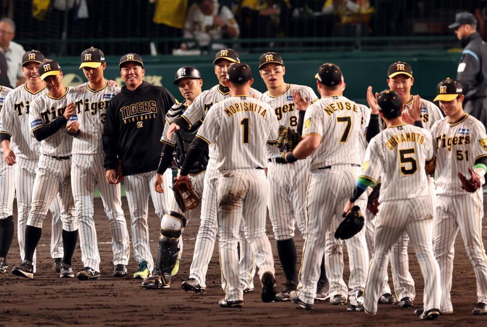 　広島に勝利しナインを迎え村上（中央左）＝撮影・山口登