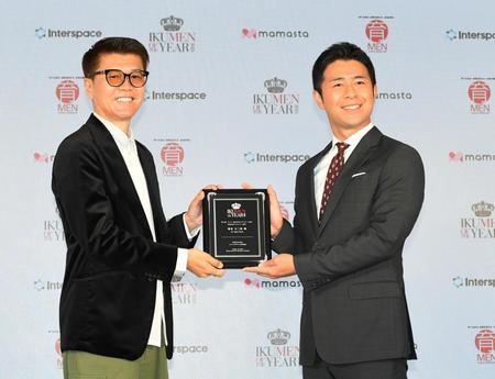 　男性育休アナウンサー部門で受賞した榎並大二郎（右）＝撮影・三好信也