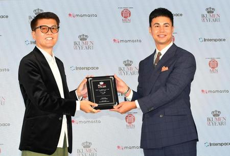 　男性育休タレント部門で受賞したユージ（右）＝撮影・三好信也