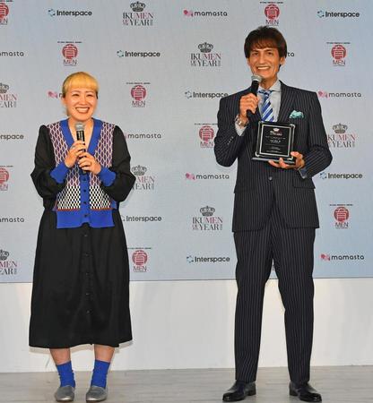 　イクメンアスリート部門で受賞した本並健治を祝福する丸山桂里奈（左）＝撮影・三好信也