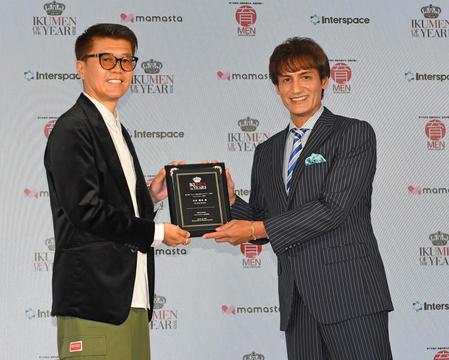 　イクメンアスリート部門で受賞した本並健治（右）＝撮影・三好信也