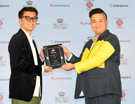 　イクメン動画クリエイター部門で受賞したンダホ（右）＝撮影・三好信也