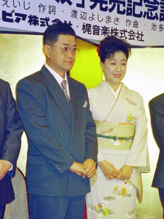 金田たつえ（右）とデュエット曲を発表＝１９９４年３月