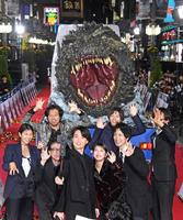 　ゴジラを背に自撮りする（前列左から）安藤サクラ、吉岡秀隆、神木隆之介、浜辺美波、佐々木蔵之介（後列左から）青木崇高、山田裕貴、山崎貴監督（撮影・棚橋慶太）