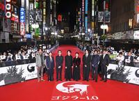 　フォトセッションに応じる（左から）青木崇高、安藤サクラ、吉岡秀隆、神木隆之介、浜辺美波、佐々木蔵之介、山田裕貴、山崎貴監督（撮影・棚橋慶太）