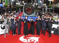 　ポーズを決める（左から）青木崇高、安藤サクラ、吉岡秀隆、神木隆之介、浜辺美波、佐々木蔵之介、山田裕貴、山崎貴監督（撮影・棚橋慶太）