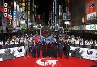 　ポーズを決める（左から）青木崇高、安藤サクラ、吉岡秀隆、神木隆之介、浜辺美波、佐々木蔵之介、山田裕貴、山崎貴監督（撮影・棚橋慶太）