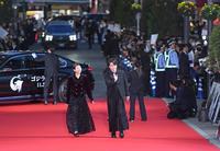 　レッドカーペットを歩く浜辺美波（左）と神木隆之介（撮影・棚橋慶太）