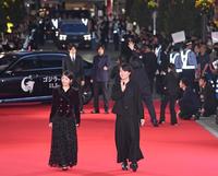 　レッドカーペットを歩く浜辺美波（左）と神木隆之介（撮影・棚橋慶太）