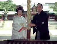 　新宿コマ劇場での特別公演で競演する財津一郎さんと大入り祈願する島倉千代子さん（左）＝１９９１年１０月２１日撮影