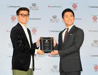 　男性育休アナウンサー部門で受賞した榎並大二郎（右）＝撮影・三好信也