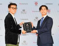 　男性育休タレント部門で受賞した国山ハセン（右）＝撮影・三好信也