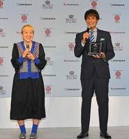 　イクメンアスリート部門で受賞した本並健治を祝福する丸山桂里奈（左）＝撮影・三好信也