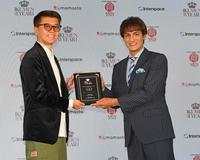 　イクメンアスリート部門で受賞した本並健治（右）＝撮影・三好信也