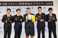 　受賞した（左から）男性育休アナウンサー部門の榎並大二郎、男性育休タレント部門の国山ハセン、イクメン動画クリエイター部門のンダホ、男性育休タレント部門のユージ、イクメンアスリート部門の本並健治（撮影・三好信也）