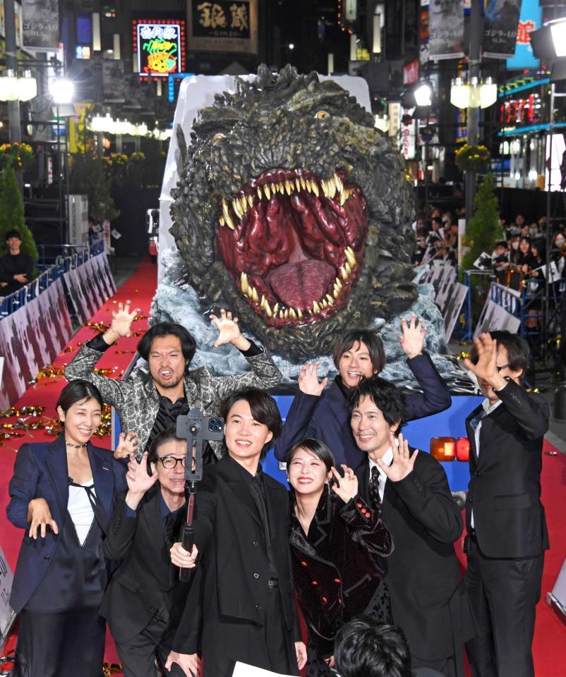 　ゴジラを背に自撮りする（前列左から）安藤サクラ、吉岡秀隆、神木隆之介、浜辺美波、佐々木蔵之介（後列左から）青木崇高、山田裕貴、山崎貴監督（撮影・棚橋慶太）