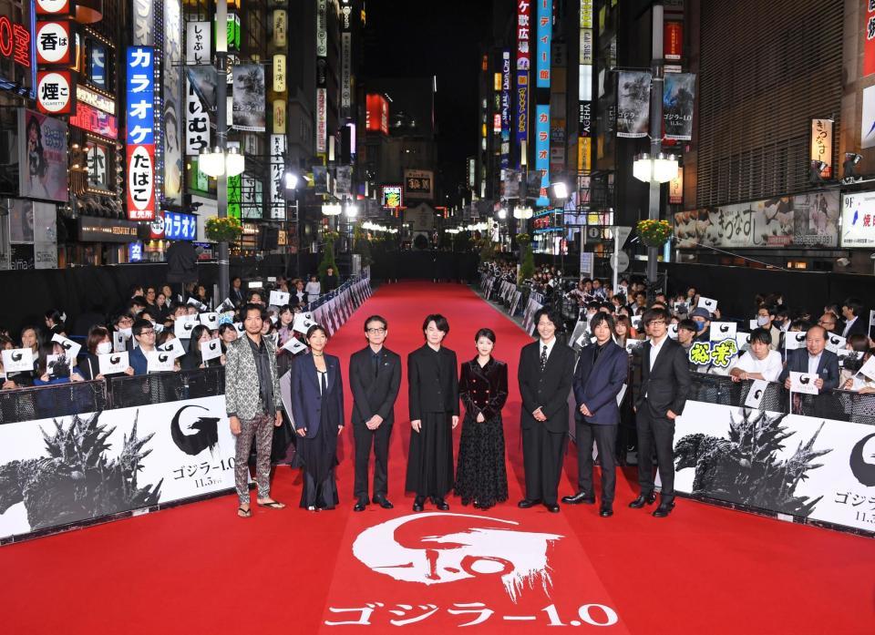 　フォトセッションに応じる（左から）青木崇高、安藤サクラ、吉岡秀隆、神木隆之介、浜辺美波、佐々木蔵之介、山田裕貴、山崎貴監督（撮影・棚橋慶太）