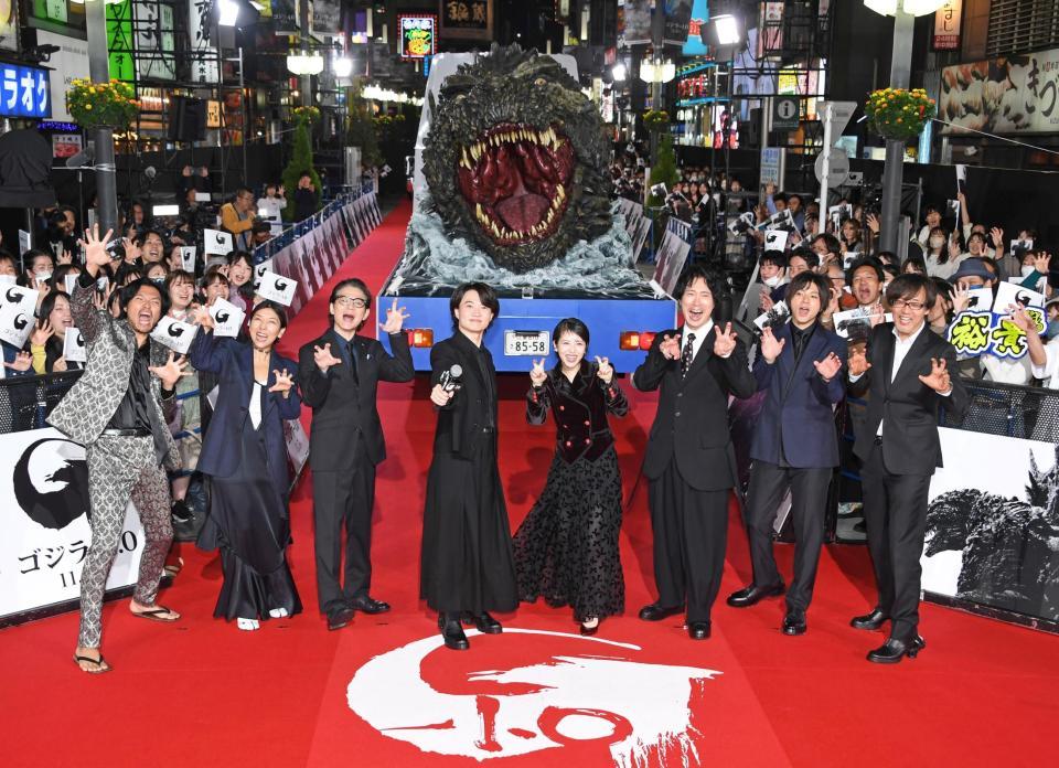 　ポーズを決める（左から）青木崇高、安藤サクラ、吉岡秀隆、神木隆之介、浜辺美波、佐々木蔵之介、山田裕貴、山崎貴監督（撮影・棚橋慶太）