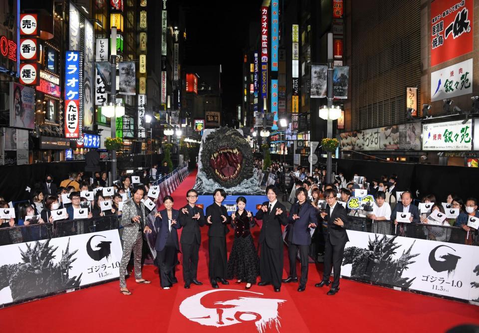 　ポーズを決める（左から）青木崇高、安藤サクラ、吉岡秀隆、神木隆之介、浜辺美波、佐々木蔵之介、山田裕貴、山崎貴監督（撮影・棚橋慶太）