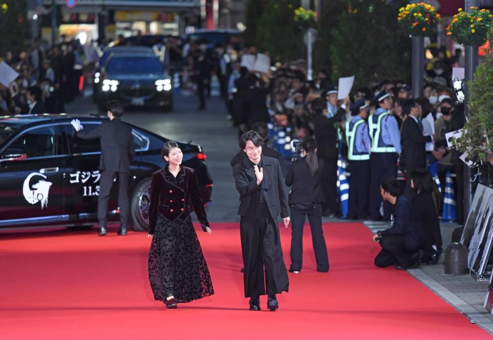 　レッドカーペットを歩く浜辺美波（左）と神木隆之介（撮影・棚橋慶太）