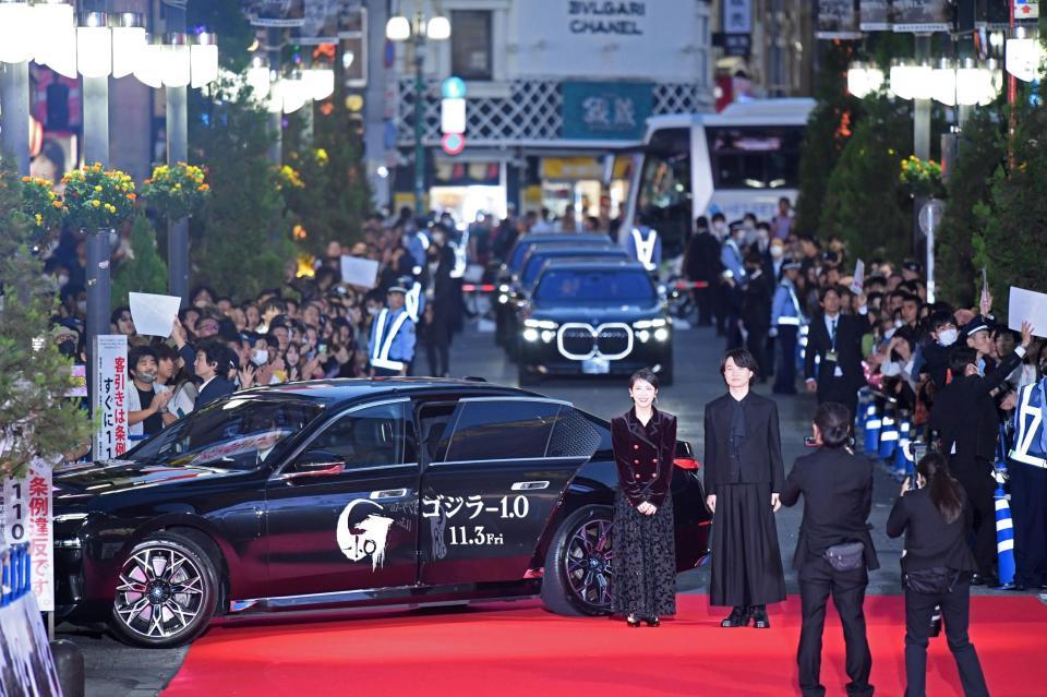 　リムジンから降り、レッドカーペットを歩く浜辺美波（左）と神木隆之介（撮影・棚橋慶太）